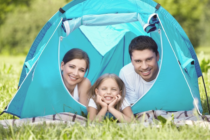 Famiglia con tenda soggiorna al Camping Reale