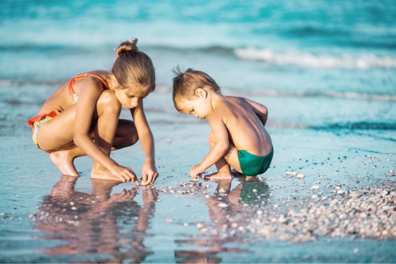 Bambini giocano sulla Spiaggia di Reale