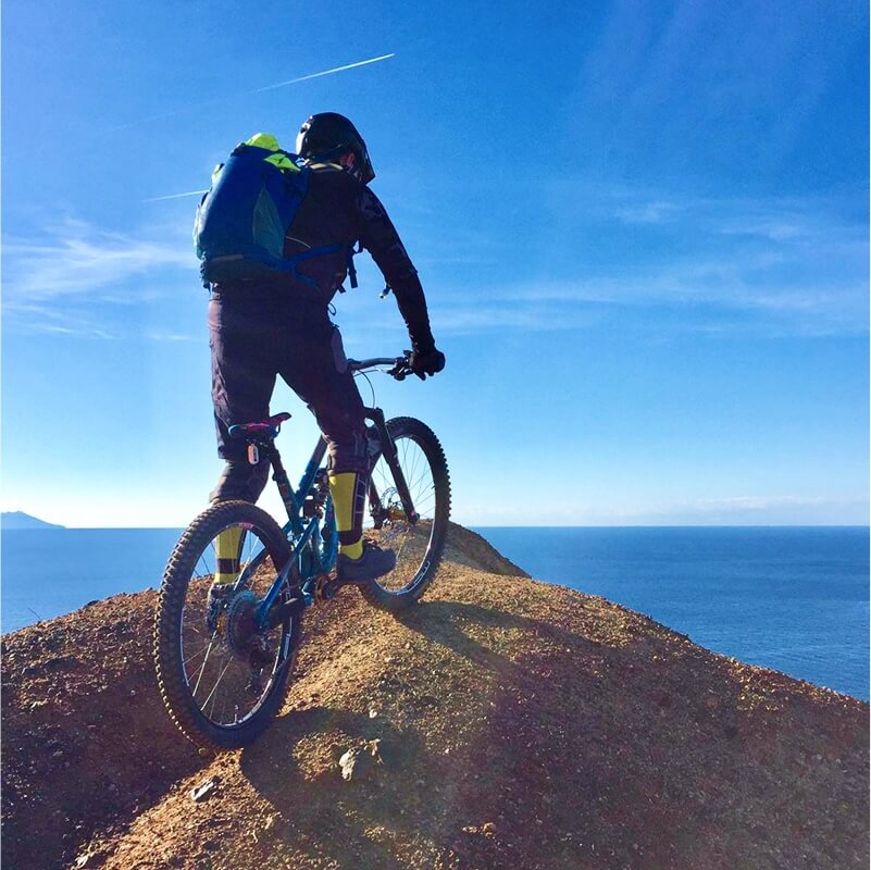 Isola d'Elba sport con bicicletta in riva al mare