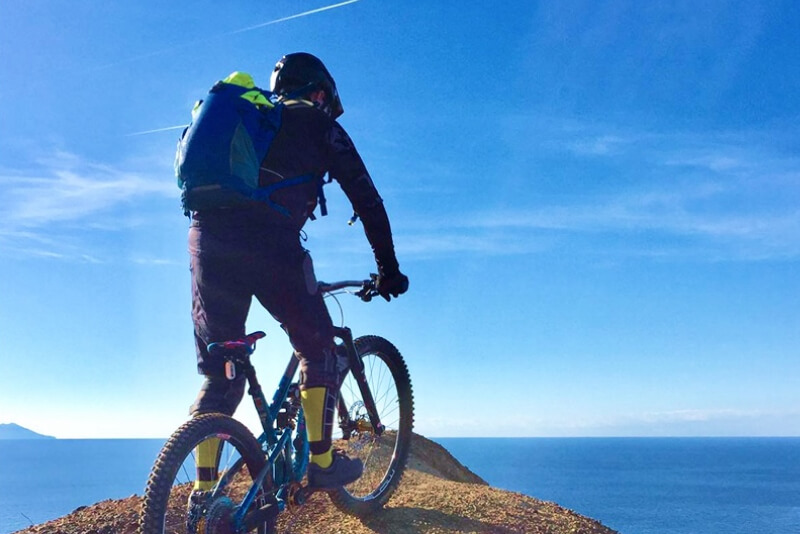 Isola d'Elba sport con bicicletta in riva al mare